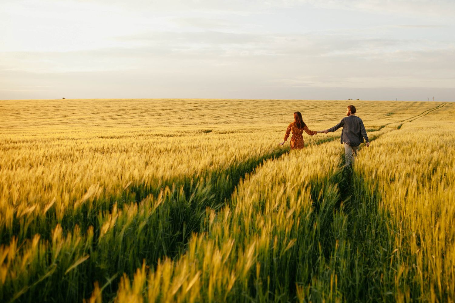 Ein Paar läuft über ein Feld